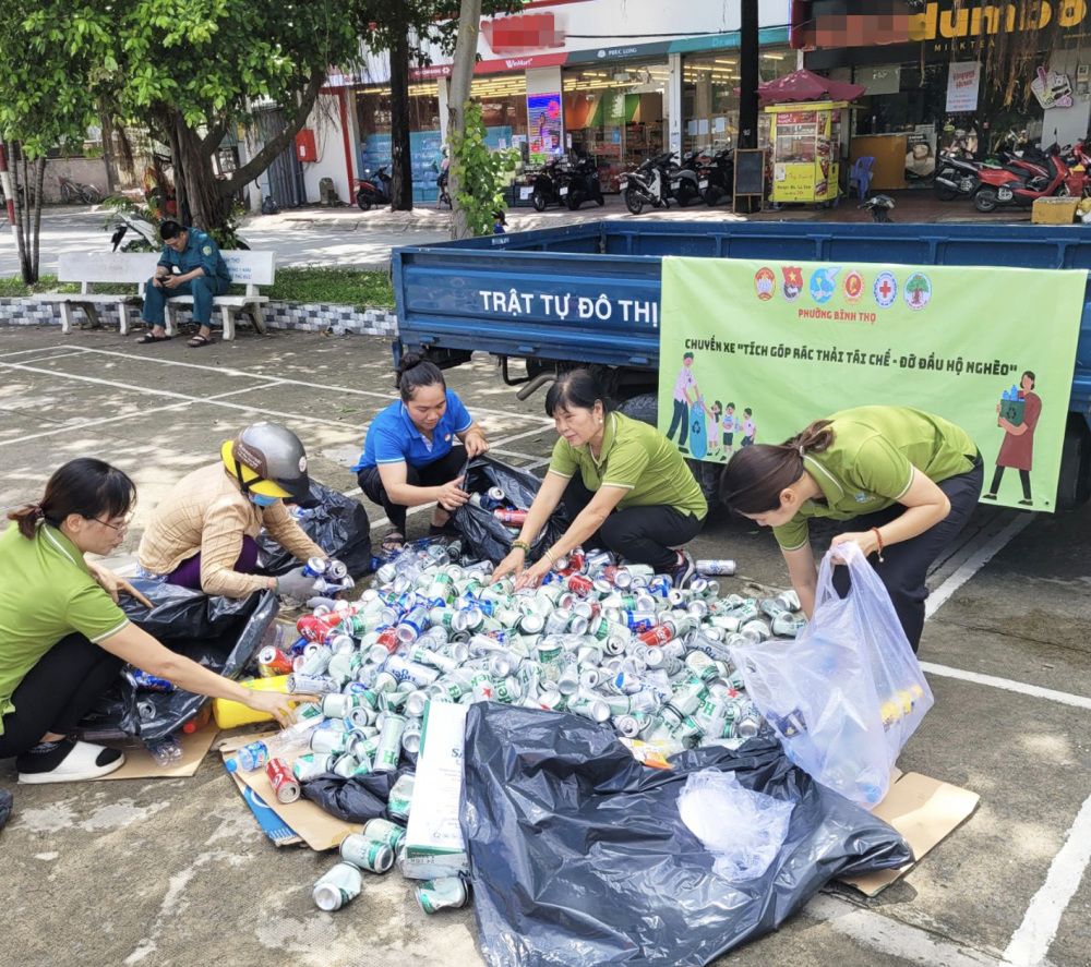 Cán bộ phụ nữ và các đoàn thể phường Bình Thọ đang phân loại rác trước khi đem bán