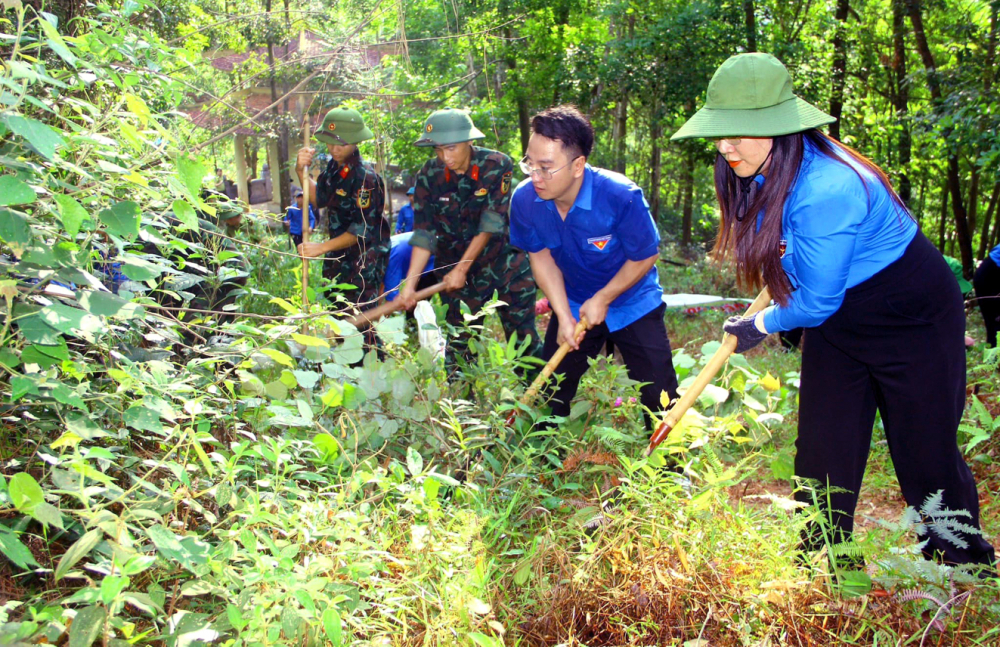 Lực lượng chức năng tỉnh Nghệ An tổ chức thu dọn lớp thực bì để phòng ngừa cháy rừng - ẢNH: KHÁNH TRUNG