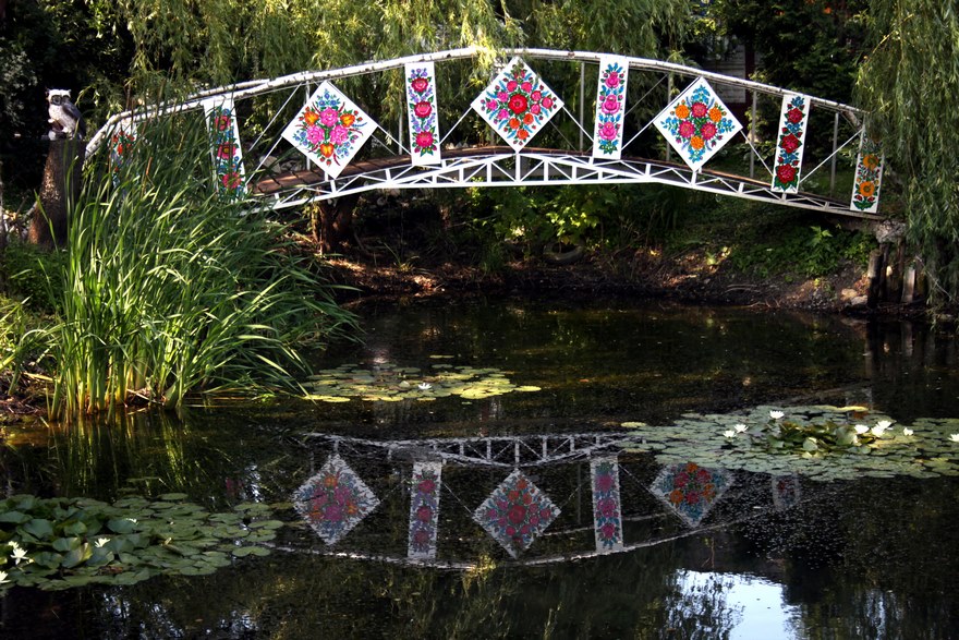 Một cây cầu bắt qua con rạch nhỏ được trang trí đầy hoa. Ảnh: RadioKrakow.pl
