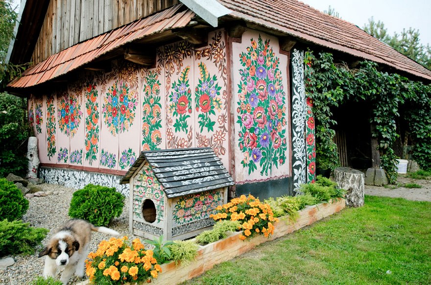 Toàn bộ ngôi làng được sơn, ngay cả chuồng chó hay đài phun nước cũ, hay giếng nước. Ảnh: Flickr User Magro_kr