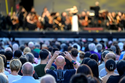 Một khán giả sử dụng chiếc áo haptic trong một buổi hòa nhạc ngoài trời
