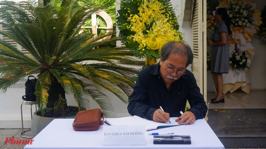Chủ tịch Hội Nhà văn Việt Nam Nguyễn Quang Thiều ghi vào sổ tang tưởng nhớ nhà văn Hoàng Phủ Ngọc Tường và nhà thơ Lâm Thị Mỹ 