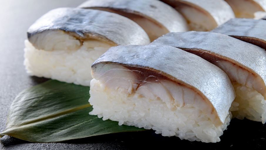 Loại sushi ép này bao gồm một lớp cơm sushi bên trên là phi lê cá thu ướp, thường được phủ một lớp tảo bẹ mỏng và mềm. Không giống như các loại sushi ép khác, saba zushi không được làm bằng các thiết bị bằng gỗ truyền thống mà toàn bộ tác phẩm thường được gói trong lá tre để đạt được hình thức đặc biệt.  Saba zushi thường được gọi là sushi ép kiểu Kyoto và được coi là món ăn đặc trưng của thành phố.
