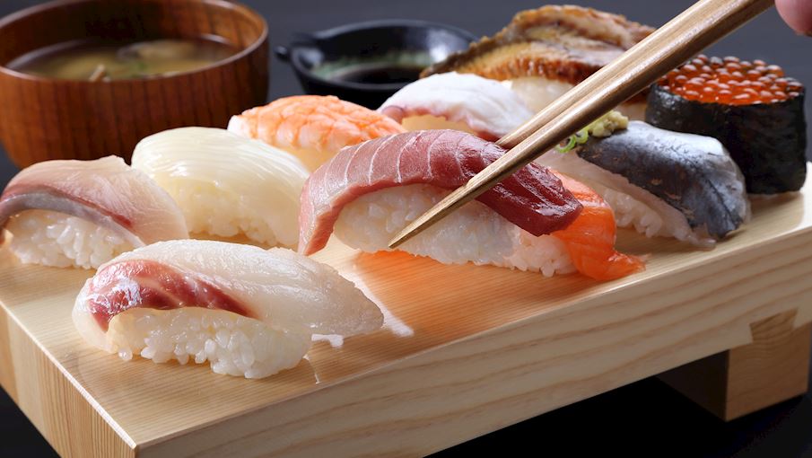 Nigiri hay nigirizushi là một loại sushi ép bằng tay đặc biệt, trong đó thịt được thái mỏng và ép lên trên cơm sushi. Nó được phát triển ở Tokyo (khi đó được gọi là Edo) trong những năm 1800. Đôi khi, rong biển nori được sử dụng để bọc toàn bộ hỗn hợp và giữ chúng lại với nhau.  Topping thường là hải sản như tôm, cá ngừ, cá tuyết chấm đen hoặc lươn, và nó phải luôn tươi và có chất lượng cao nhất. Theo truyền thống, nigirizushi được kết hợp với lá tía tô, wasabi, nước tương hoặc gừng ngâm. Nó đôi khi được trang trí với daikon và rong biển muối. 