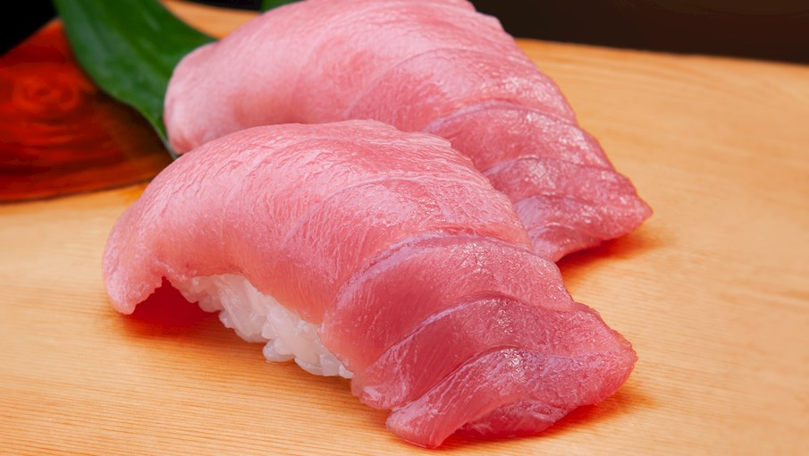 Otoro nigiri sushi là một loại sushi nigiri truyền thống của Nhật Bản. Nó bao gồm cơm sushi ép bằng tay với những lát cá ngừ béo ngậy. Các miếng cá ngừ khác nhau được phân loại là otoro (béo), chutoro (béo vừa) và akami (thịt đỏ).  Món ăn có hương vị đậm đà và kết cấu tan ngay trong miệng khiến nó khá đắt đỏ. Theo truyền thống, loại sushi này được ăn bằng tay trong một lần cắn. Nó thường đi kèm với nước tương, wasabi hoặc gừng ngâm ( gari ) ở bên cạnh.