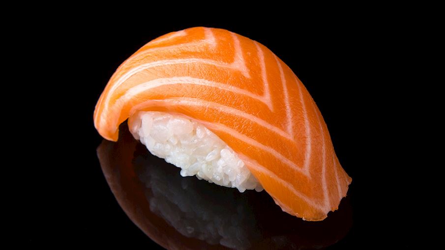 Sake nigiri sushi là một loại sushi nigiri truyền thống của Nhật Bản. Nó bao gồm cơm sushi ép bằng tay với những lát cá hồi ở trên. Món ăn có kết cấu mềm mại và lớp vỏ sạch sẽ phù hợp với những người mới làm quen với sushi, mặc dù hương vị có thể hơi tanh hơn một chút so với sushi nigiri maguro (cá ngừ).  Theo truyền thống, loại sushi này được ăn bằng tay trong một lần cắn. Nó thường đi kèm với nước tương, wasabi hoặc gừng ngâm (gari) ở bên cạnh.
