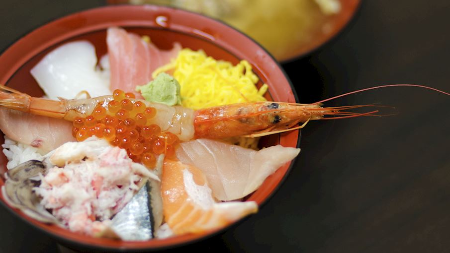 Một trong những món donburi hải sản tươi sống phổ biến nhất, kaisendon bao gồm các loại hải sản sống được cắt lát mỏng gọi là sashimi đặt trên cơm mới hấp. Loại sashimi nào sẽ được sử dụng trong món kaisendon không cố định, nhưng việc lựa chọn hải sản phụ thuộc vào cả địa điểm và mùa, và thường bao gồm maguro (cá ngừ), tai (cá tráp biển), ama ebi (tôm nước sâu), hotate (sò điệp), uni (nhím biển), kani (cua), và đôi khi cả ikura (trứng cá hồi) ướp .  Ngoài sashimi, kaisendon thường được phủ lên trên với rong biển nori nướng , gừng myoga , tía tô hoặc húng quế Nhật Bản, dưa chuột, hành tây và gừng tươi hoặc ngâm chua. Trước khi đặt lên trên một lớp cơm trắng, tất cả các nguyên liệu được rưới nước tương wasabi, và bát kaisendon cuối cùng được trang trí bằng một ít hạt vừng trắng, mầm củ cải trắng và tương mù tạt. 