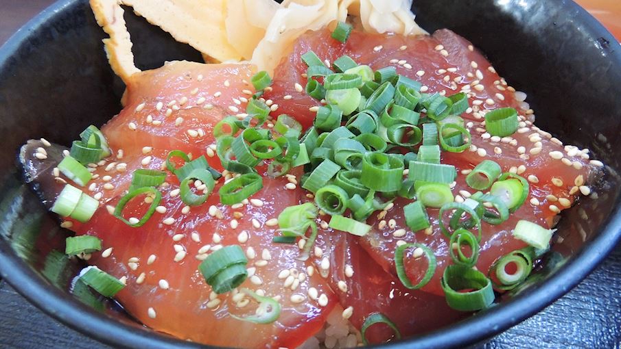 Tekkadon là một món ăn đơn giản của Nhật Bản bao gồm cơm hấp, có vị giấm, được phủ lên trên những miếng cá ngừ sống kiểu sashimi. Món ăn này thường được trang trí bằng những dải rong biển nori và hành lá thái nhỏ và thường được ăn kèm với nước tương.  Thuật ngữ này đôi khi được sử dụng thay thế cho maguro zuke don —một món ăn tương tự bao gồm các miếng cá ngừ ướp và thường được phục vụ mà không có nước chấm ở bên cạnh. Tekkadon thuộc nhóm món donburi và có thể được thưởng thức như món chính nhẹ.