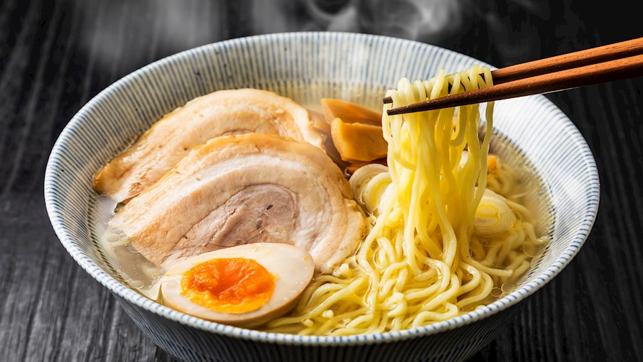 Nổi bật bởi việc sử dụng muối làm gia vị chính trong nước dùng, shio ramen là một trong bốn loại ramen dựa trên hương vị chính. Giống như các loại ramen khác, nó kết hợp ba yếu tố quan trọng: nước dùng đậm đà, sợi mì và các loại topping khác nhau.  Mặc dù thịt lợn thỉnh thoảng được thêm vào, nhưng hầu hết các phiên bản đều sử dụng nước dùng làm từ thịt gà hoặc hải sản, tạo ra một món súp nhẹ, trong với vị mặn đậm đà. Nước dùng thường được kết hợp với sợi mì thẳng, mỏng và phủ bên trên là thịt ba chỉ kiểu Nhật được gọi là chashu , hành lá, trứng luộc chín và rong biển wakame.