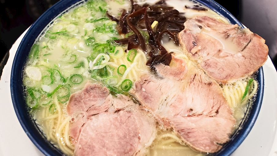 Đến từ Fukuoka, hakata là một trong những loại ramen nổi tiếng nhất ở Nhật Bản. Cơ sở của ramen là tonkotsu (đó là lý do tại sao nó đôi khi, đặc biệt là ở Fukoaka, được gọi là tonkotsu ramen , mặc dù có nhiều loại tonkotsu ramen trong khu vực khác), nước dùng xương heo béo ngậy làm cho món ăn vô cùng đậm đà và thơm ngon. lớp hương vị.  Nó thường chỉ được nêm với shio (muối), và đôi khi với shoyu (nước tương) và miso (đậu tương lên men). Hakata ramen thường được phục vụ với sợi mì siêu mảnh, thẳng và chắc, mặc dù bạn có thể chọn độ cứng của sợi mì theo sở thích của từng người. 