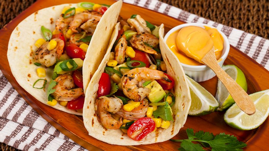 Taco de camaron là một loại bánh taco có nhân tôm và nhiều nguyên liệu khác như cà chua, hành tây, rau mùi, sốt mayonnaise hoặc pico de gallo. Tacos tôm có nguồn gốc từ Baja California, và thường được ăn kèm với chanh hoặc chanh nêm ở bên cạnh. Bạn nên kết hợp món ăn với một ly bia lạnh ở bên cạnh.