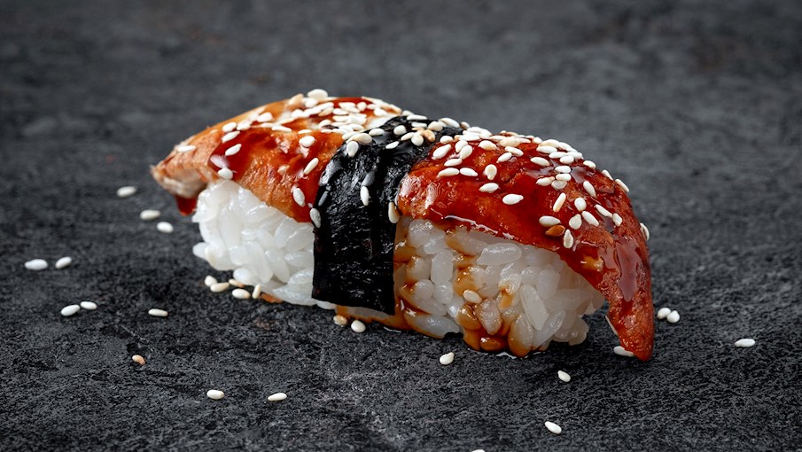 Unagi nigiri sushi gồm cơm sushi với những lát lươn Nhật nướng chín hay áp chảo. Món ăn này nhiều dưỡng chất, ngon miệng và phù hợp với cả trẻ em. 