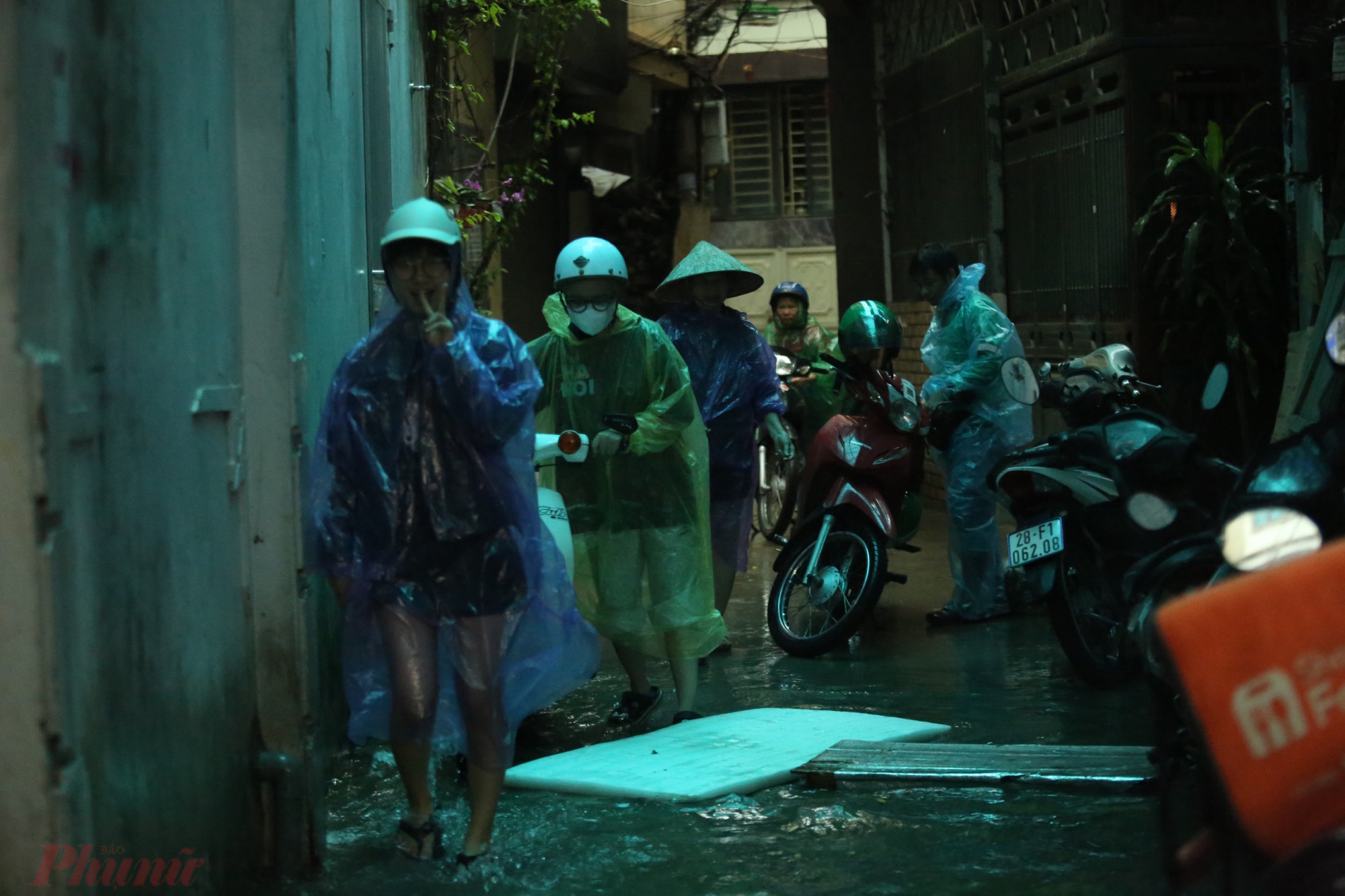 Trung tâm Dự báo Khí tượng Thủy văn quốc gia phát đi thông báo, khu vực nội thành Hà Nội có mưa vừa, mưa to đến rất to. Vào chiều nay (31/7) khu vực nội thành Hà Nội và các vùng lân cận vẫn tiếp tục có mưa vừa đến mưa to với lượng mưa phổ biến trong khoảng 20 - 40mm, có nơi trên 100mm.