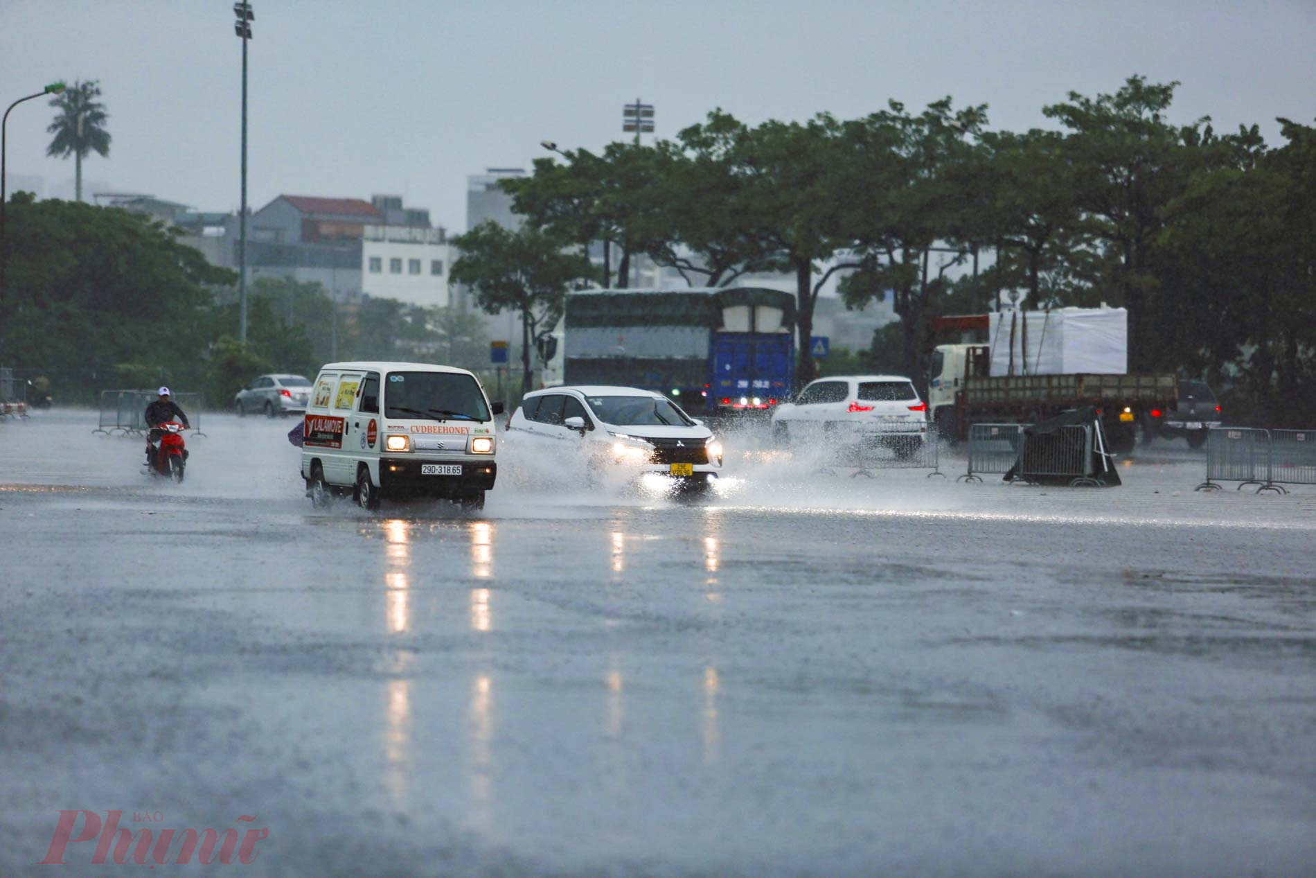 Tại khu vực Mỹ Đình, phương tiện chật vật di chuyển trong mưa.