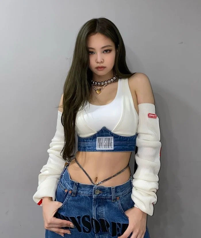 Phong cách diện quần jeans của các cô nàng Blackpink đều tạo nên dấu ấn khác biệt. Trước đó, Jennie từng lăng xê kiểu quần cạp trễ, dây xích nhấn ở eo tạo thành mốt đuôi cá voi khoe trọn đường cong hông gợi cảm. 