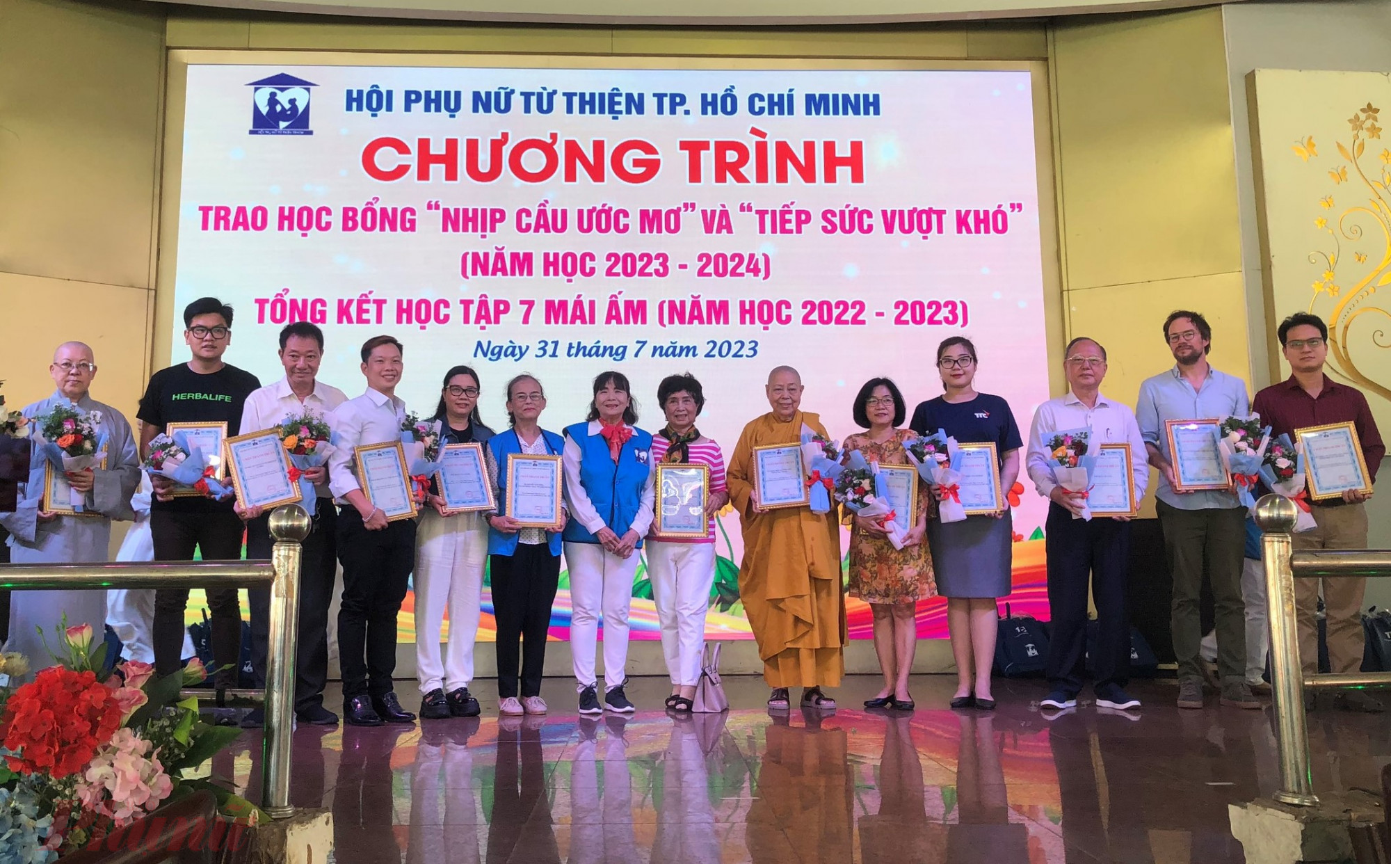 Hội Phụ nữ từ thiện TPHCM tặng hoa tri ân các đơn vị đã hỗ trợ, đồng hành cùng Hộo 