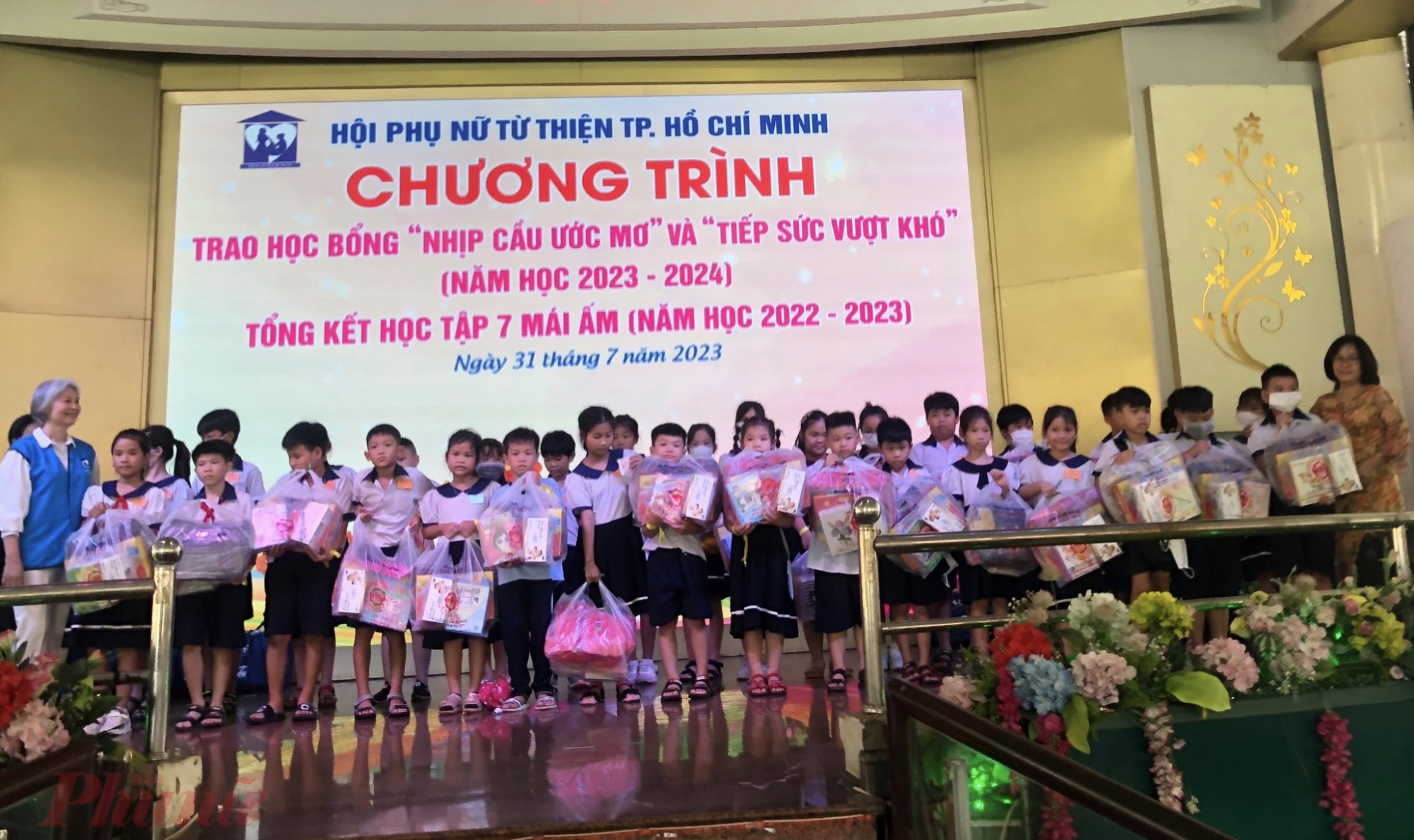Hội Phụ nữ từ thiện TPHCM trao tặng học bổng cho trẻ em khó khăn, trẻ sống tại các mái ấm 