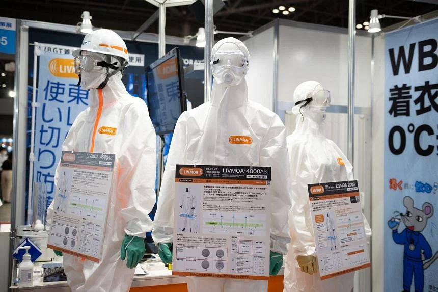 Quần áo bảo hộ nhiệt của Toray Industries được trưng bày tại Heat Solution Expo ở Tokyo vào ngày 26 tháng 7