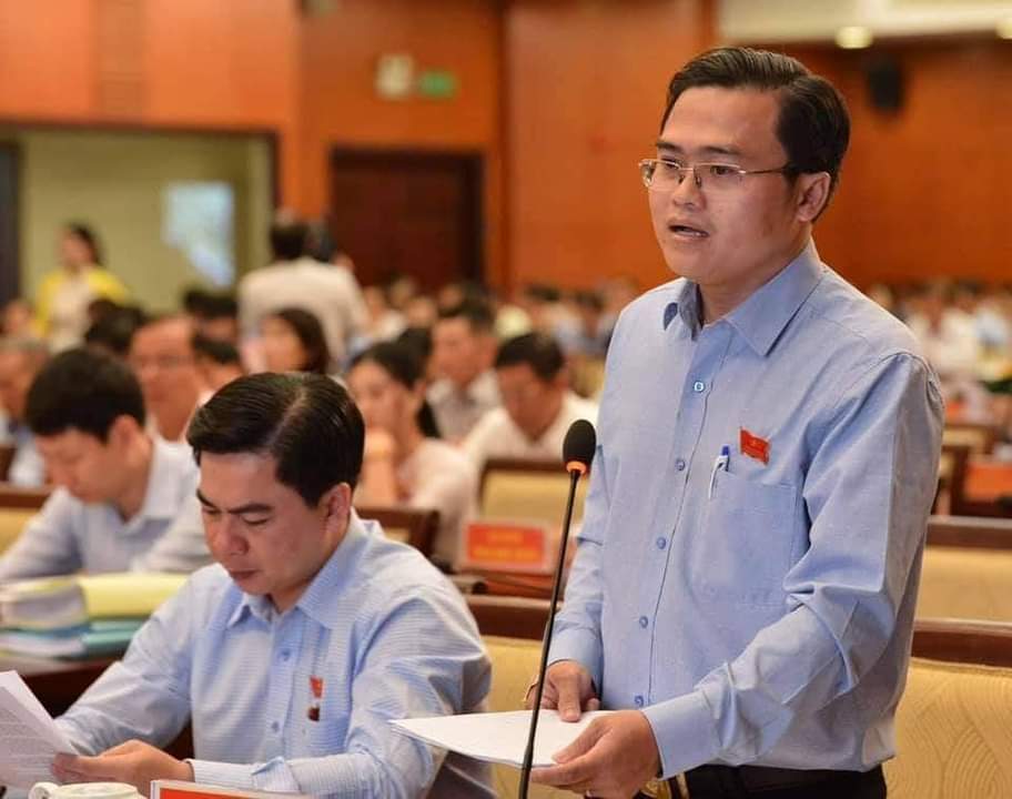 Ông Cao Thanh Bình- Trưởng Ban Văn hoá Xã hội, HĐND TPHCM (đứng)