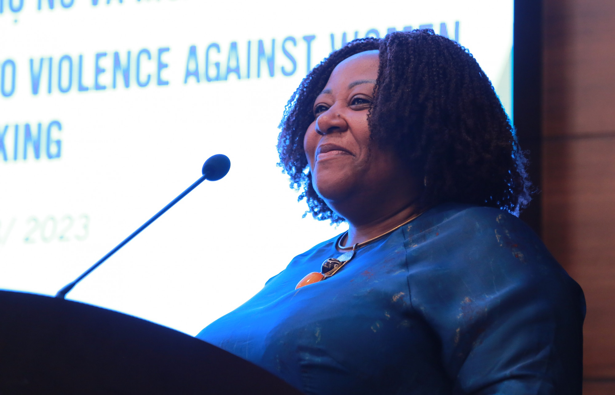Bà Caroline T.Nyamayemombe, quyền Trưởng Đại diện UN Women, nói về vai trò của lực lượng an ninh tuyến đầu trong việc hỗ trợ nạn nhân bị bạo lực, mua bán - Ảnh: UNW