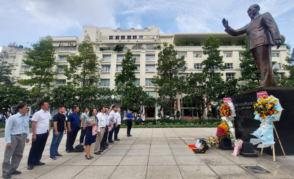 Nhà hát nghệ thuật Phương Nam tổ chức lễ báo công và dâng hoa lên tượng đài Chủ tịch Hồ Chí Minh.