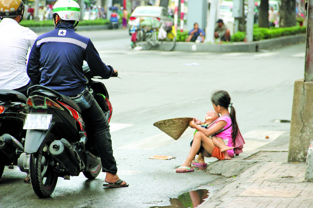 2 em nhỏ bị bắt ngồi ở đường Châu Văn Liêm, quận 5 để xin tiền - ẢNH: SƠN VINH