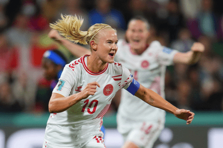 Các cô gái Đan Mạch ăn mừng bàn mở tỉ số - Ảnh FIFA