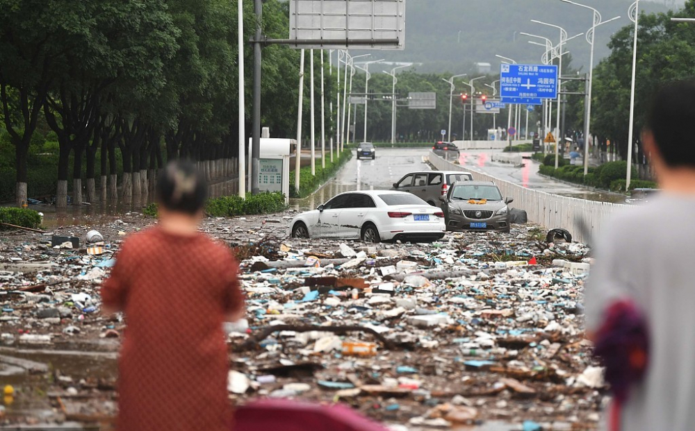 Người dân xem xét thiệt hại tại một ngôi làng bị nước lũ phá hủy ở quận Mentougou, Bắc Kinh, ngày 31/7 - Ảnh: CFP