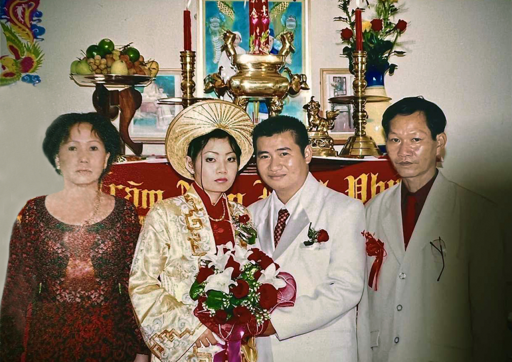 Ngày cưới, bên cạnh chồng và ba mẹ chồng, trong lòng cô dâu Thanh Tuyền ngổn ngang  bao nỗi lo về chuyện làm dâu