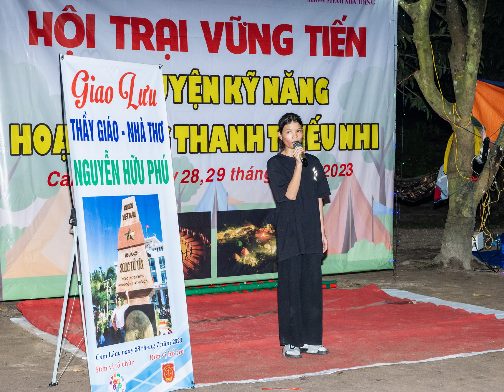 em Cao Thị Hồng Nhung kể chuyện về các thầy giáo tình nguyện ra dạy học ở Trường Sa -Ảnh: Nguyễn Tâm