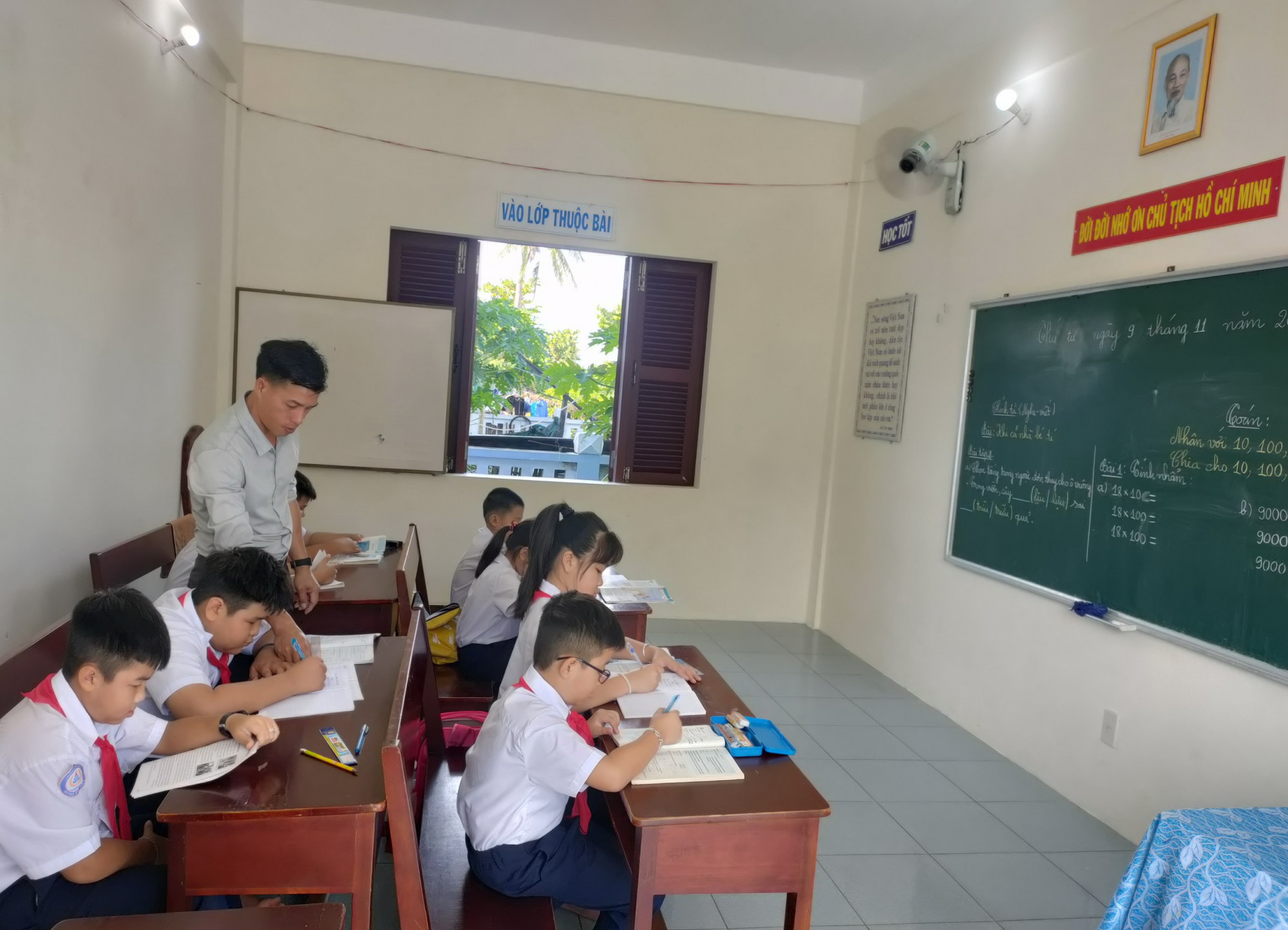 Thầy Nguyễn Hữu Phú giảng bài cho học sinh ở Trường Tiểu học Song Tử Tây - Ảnh: NVCC