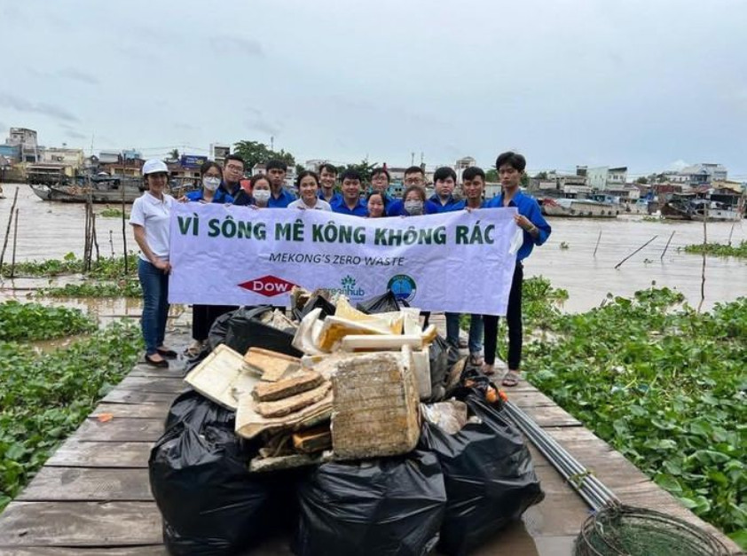 Nhóm dự án “Vì sông Mekong không rác” phối hợp cùng quận đoàn Cái Răng, tỉnh Cần Thơ, đã tổ chức ra quân vệ sinh trên chợ nổi Cái Răng