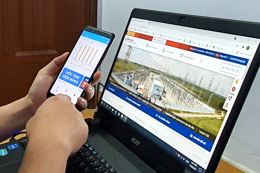 Cài đặt ứng dụng (app) EVNHCMC hoặc truy cập website https://evnhcmc.vn là những hình thức liên lạc tin cậy dành cho khách hàng sử dụng điện