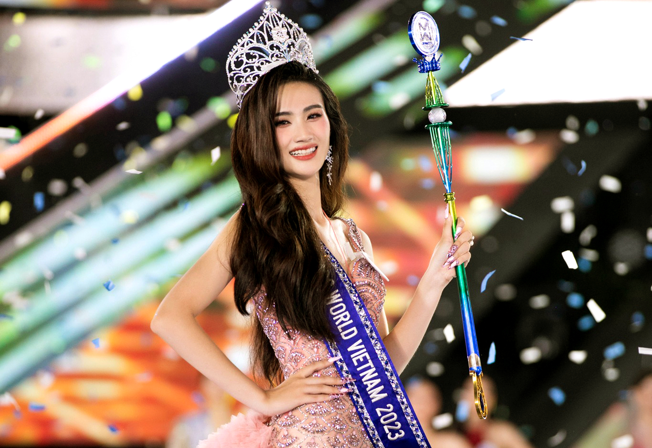 Hoa hậu Huỳnh Trần Ý Nhi đang làm mất thiện cảm của công chúng vì những phát ngôn thiếu thận trọng - Nguồn ảnh: Sen Vàng