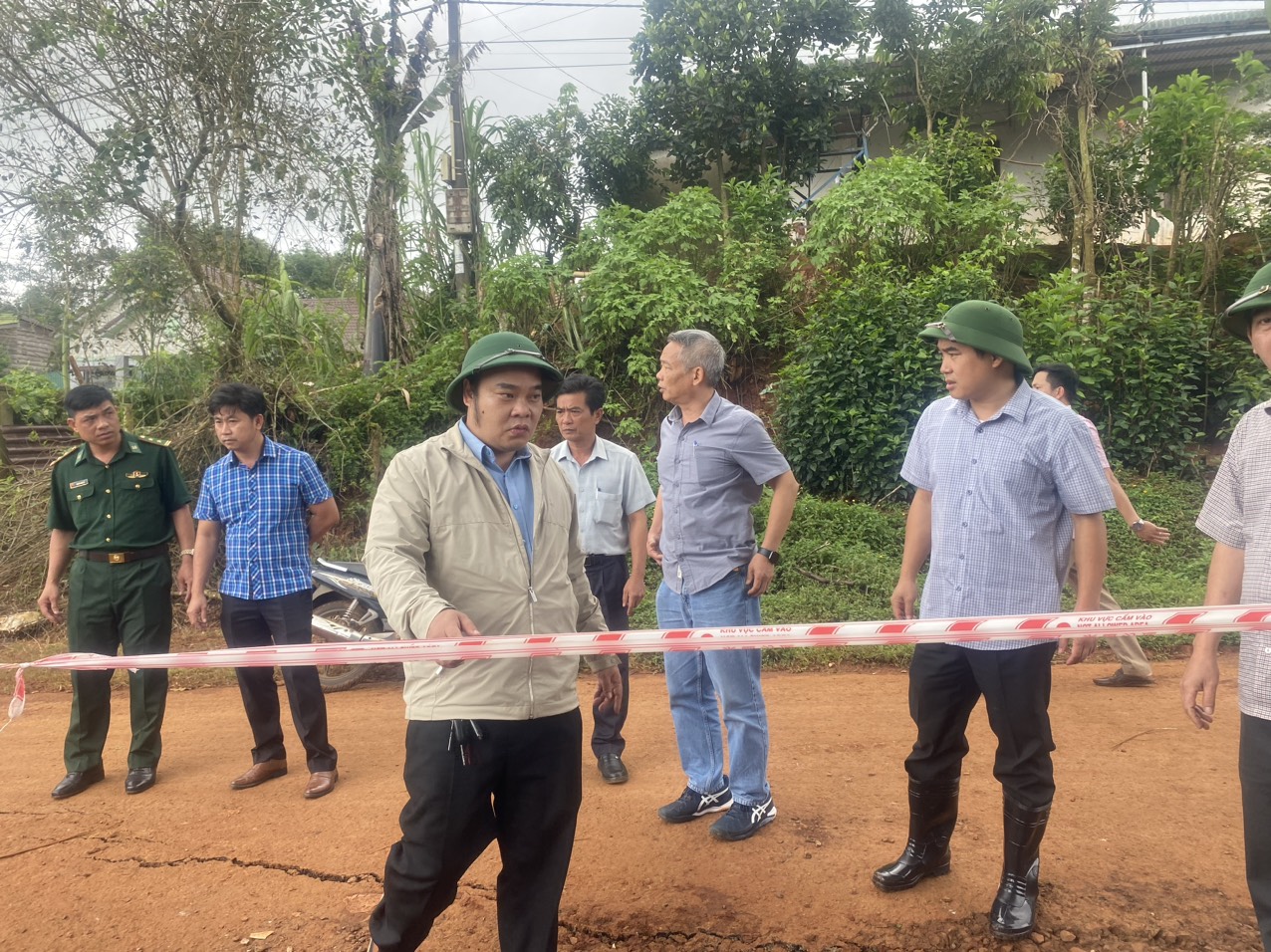 Huyện Tuy Đức đã đề nghị các ngành chức năng tiến hành khảo sát điểm nứt gãy tại bon Bu Krắc 