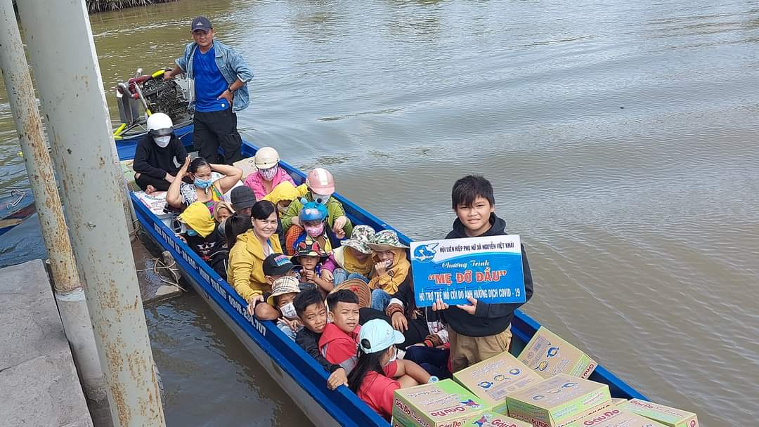 Chị An và các Mạnh Thường Quân mang quà bằng đường thủy đến thăm các cháu hoàn cảnh khó khăn ở vùng nông thôn - Ảnh: Hoàng Thịnh