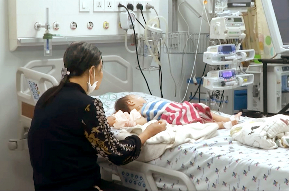Trẻ mắc sốt xuất huyết đang được điều trị tích cực tại Bệnh viện Nhi Đồng Thành phố - Ảnh: N.L.