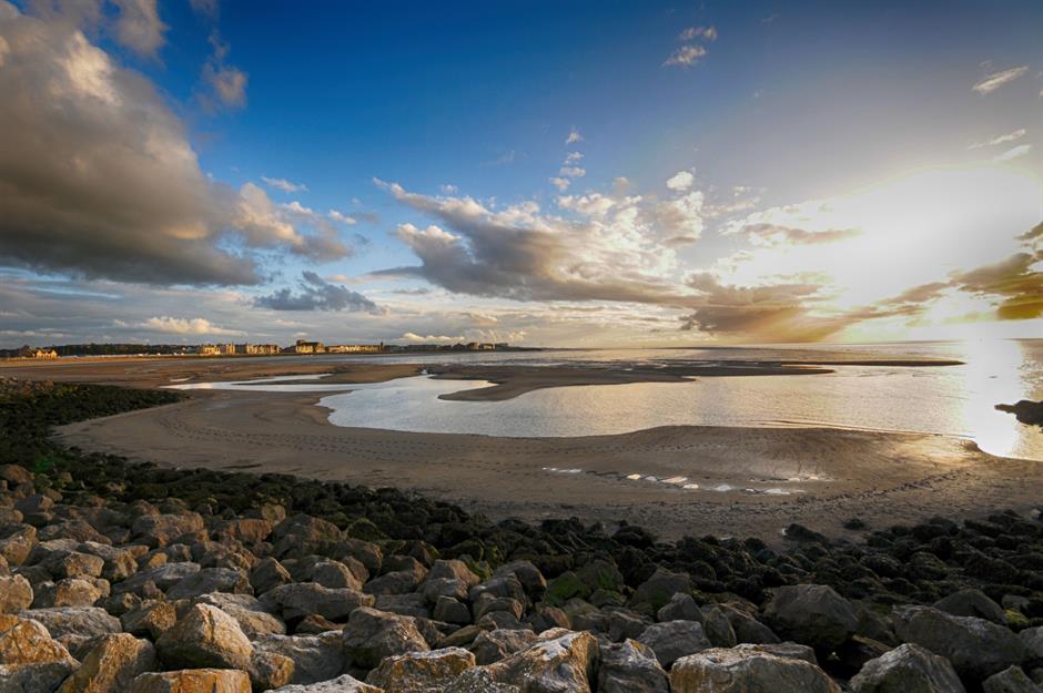 Vịnh Morecambe, Cumbria và Lancashire, Anh Đẹp nhưng chết chóc, Vịnh Morecambe là một cửa sông nông, rộng trải dài từ bờ biển phía tây nam của Cumbria đến Fleetwood ở Lancashire. Một số con sông chảy vào đó: Leven, Kent, Keer, Lune và Wyre. Đây là dải bãi bồi ngập triều và cát rộng lớn nhất ở Vương quốc Anh và là vịnh lớn thứ hai sau Wash ở East Anglia. Một địa điểm ngày càng khét tiếng, những mối nguy hiểm bao gồm cát lún, rãnh sâu và kênh thay đổi cùng với thủy triều nổi tiếng nhanh và dâng nhanh ập vào và khiến những người đi bộ không hề hay biết.