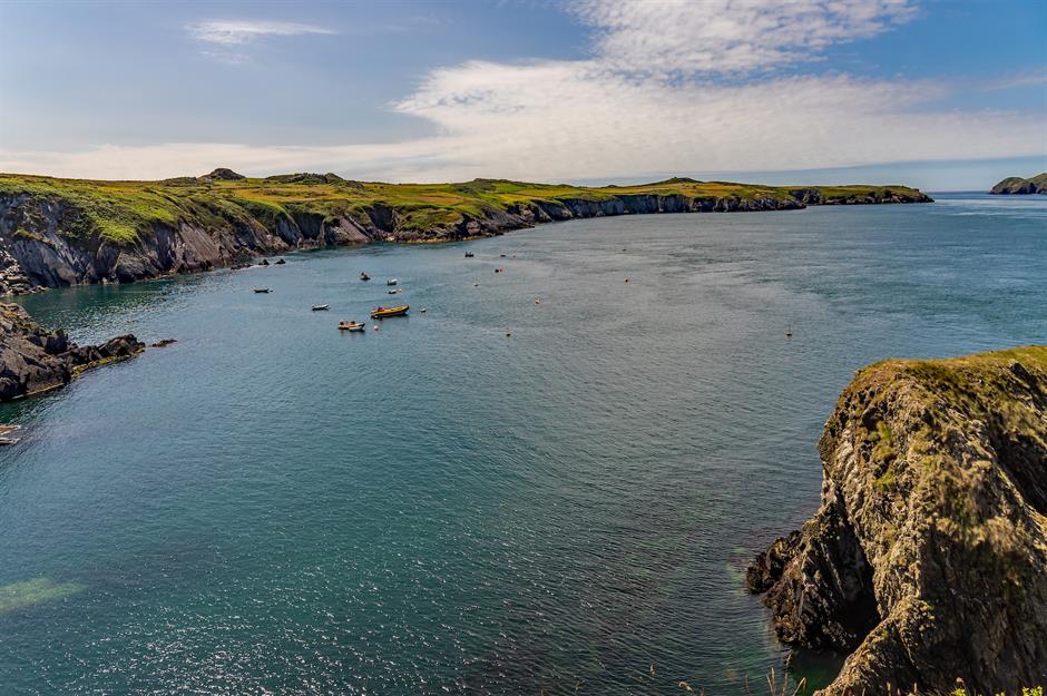 Ramsey Sound, Pembrokeshire, xứ Wales Thuyền du lịch đi qua âm thanh và xung quanh đảo Ramsey, khu bảo tồn thiên nhiên RSPB. Tại đây, bạn sẽ thấy Bitches and Whelps nổi tiếng, một rạn san hô gồm những tảng đá nhọn hoắt mà những con sóng sủi bọt tràn qua với tốc độ kinh hoàng. Thủy triều có thể đạt tốc độ lên đến 8 hải lý/giờ, tạo ra những thác ghềnh ly kỳ thách thức cả những tay chèo thuyền kayak dũng cảm nhất. Thủy triều lớn nhất xảy ra ngay sau khi trăng tròn và trăng non. Lịch sử cũng kể về nhiều vụ đắm tàu ​​ở vùng biển nguy hiểm này, trong đó có một vụ đắm tàu ​​vào năm 1910 khi một xuồng cứu sinh va phải những tảng đá lởm chởm khi quay trở lại bờ sau một cuộc giải cứu.