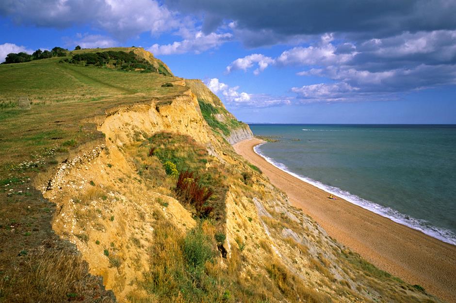 Vịnh Morecambe, Cumbria và Lancashire, Anh Đẹp nhưng chết chóc, Vịnh Morecambe là một cửa sông nông, rộng trải dài từ bờ biển phía tây nam của Cumbria đến Fleetwood ở Lancashire. Một số con sông chảy vào đó: Leven, Kent, Keer, Lune và Wyre. Đây là dải bãi bồi ngập triều và cát rộng lớn nhất ở Vương quốc Anh và là vịnh lớn thứ hai sau Wash ở East Anglia. Một địa điểm ngày càng khét tiếng, những mối nguy hiểm bao gồm cát lún, rãnh sâu và kênh thay đổi cùng với thủy triều nổi tiếng nhanh và dâng nhanh ập vào và khiến những ngư