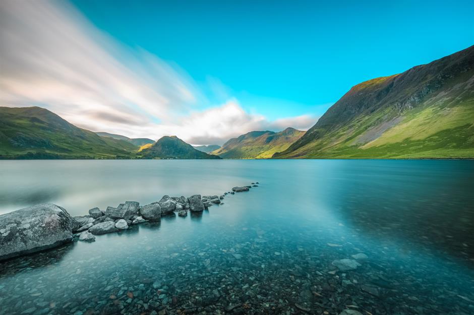Công viên quốc gia Lake District, Cumbria, Anh Những hồ nước trong như gương và những đỉnh núi hùng vĩ với những con đường ngoạn mục khiến Công viên Quốc gia Lake District trở thành thiên đường của những người đi lang thang. Nó cũng phổ biến với những người đam mê thể thao dưới nước, người thám hiểm hang động và người leo núi – tất cả các hoạt động đều đi kèm với những nguy hiểm có thể xảy ra. Vào năm 2022, Đội cứu hộ núi Lake District đã tham gia hơn 600 cuộc giải cứu – tức là gần hai cuộc mỗi ngày. Những thảm kịch gần đây bao gồm một vận động viên chèo ván bị chết đuối ở Ullswater và một vận động viên leo đồi bị ngã chết trên Scafell Pike, ngọn núi cao nhất nước Anh. Một điểm nóng tai nạn khác là tuyến đường Great End lên Scafell Massif, nơi có 71 sự cố và 13 trường hợp tử vong được ghi nhận từ năm 1949 đến 2018. 