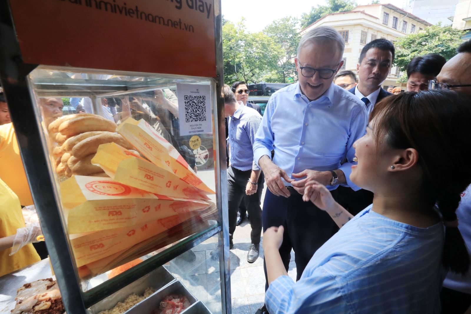 Thủ tướng Úc Anthony Albanese thưởng thức bánh mì trên phố Hàng Giấy. Ảnh: Lâm Khánh.