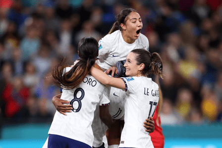 Các cô gái Pháp nhanh chóng vươn lên dẫn trước - Ảnh FIFA