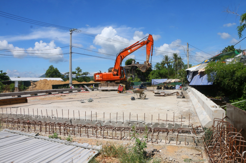 Có mặt tại hiện trường cầu Long Thọ chúng tôi nhận thấy trên công trường phía điểm dẫn vào đầu cầu chưa hoàn thiện, Công ty CP Thành Đạt thi công đã đúc được dầm, kết nối mặt cầu 