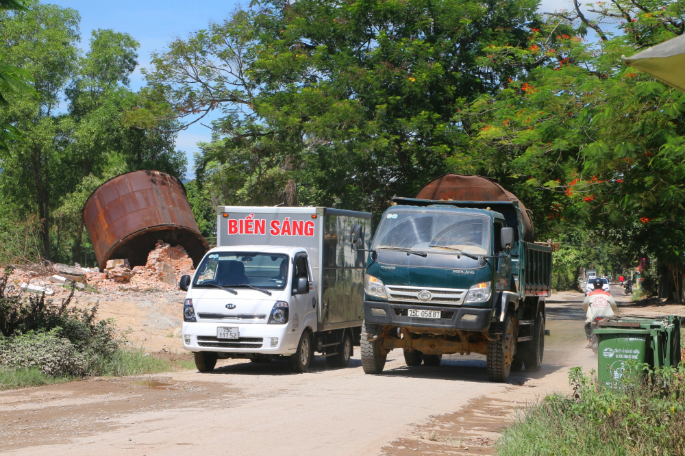 Tại tuyến đường Bùi Thị Xuân, tuyến đường huyết mạch qua phường Thủy Biều, TP Huế được phê duyệt đầu tư nằm trong gói thầu 27 thuộc dự án chương trình phát triển các đô thị loại II, do Sở Kế hoạch và Đầu tư (KHĐT) làm chủ đầu tư, đến nay sau hơn 1 năm triển khai vẫn chưa xong việc hoàn thiện giải phóng mặt bằng.