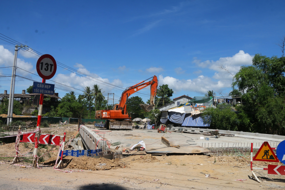 Có mặt tại cầu Long Thọ vào những ngày cuối tháng 7 chúng tôi nhận thấy mặc dù theo kế hoạch đến cuối tháng 8/2023 Chủ dự án phải bàn giao công trình nhưng nơi đây chỉ có một vài ba công nhân đang thi công