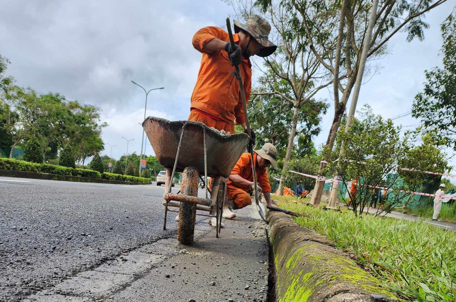 Các công nhân đang khắc phục tạm thời khu vực bị sụt lún