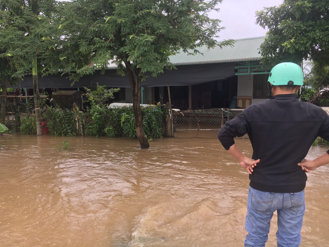 Nhiều nhà dân ở Ea Súp bị ngập sâu trong nước lũ