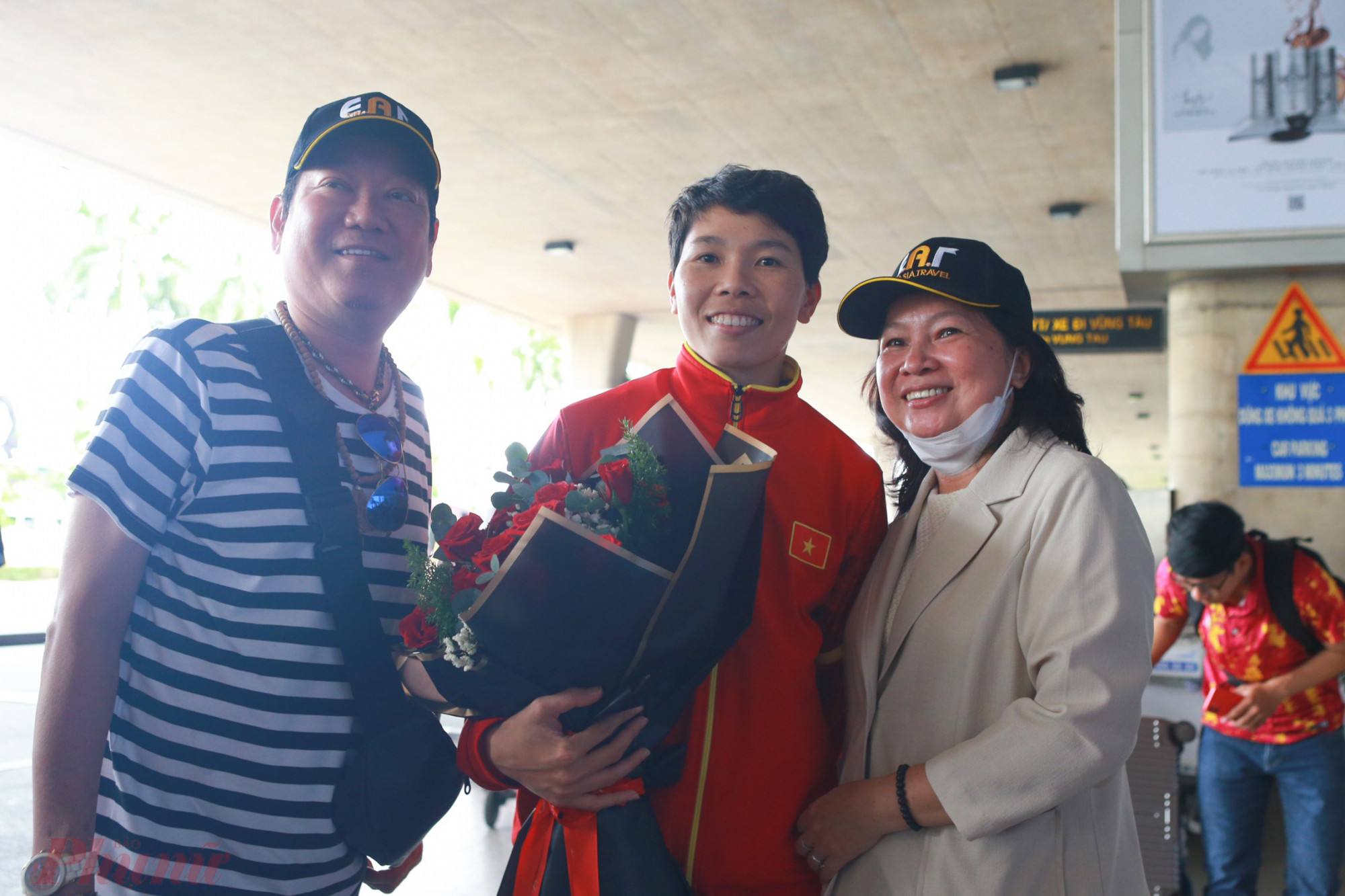 Nhiều người thân, người hâm mộ vây quanh tặng hoa, chụp hình cùng các tuyển thủ. Thủ môn Kim Thanh, một trong những cầu thủ chơi trọn vẹn 3 trận đấu cho đội tuyển chia sẻ: