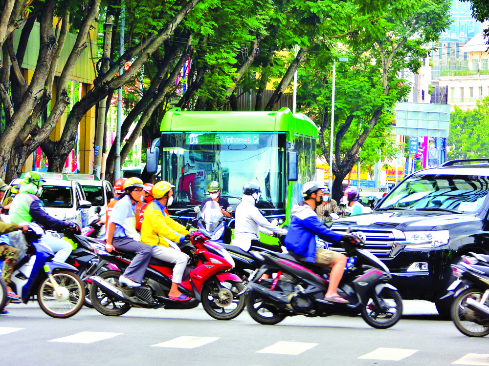 Các phương tiện giao thông xanh xuất hiện quá ít trên đường phố TPHCM (trong ảnh: Xe buýt điện lẻ loi giữa rừng ô tô, xe máy) - ẢNH: PHÙNG HUY